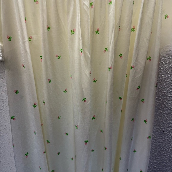 Val Mode Vintage Elegant Cream Nightgown with Lace Trim - Picture 5 of 7